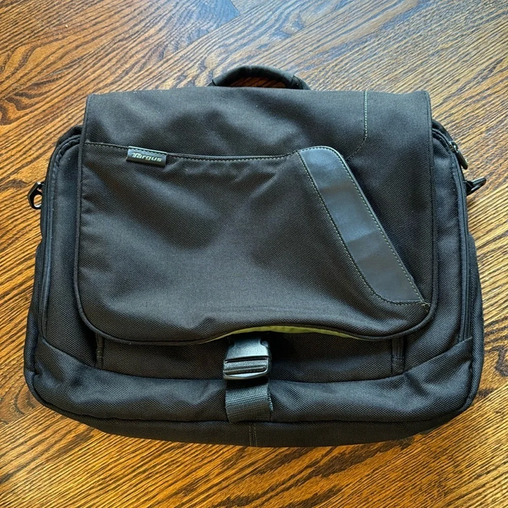 Targus black multi-zipper pockets padded laptop messenger bag.